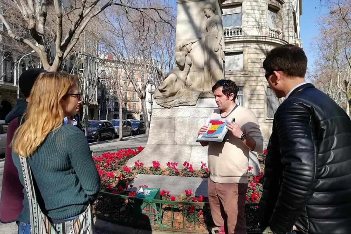 un grup de oameni care stau în fața unei statui