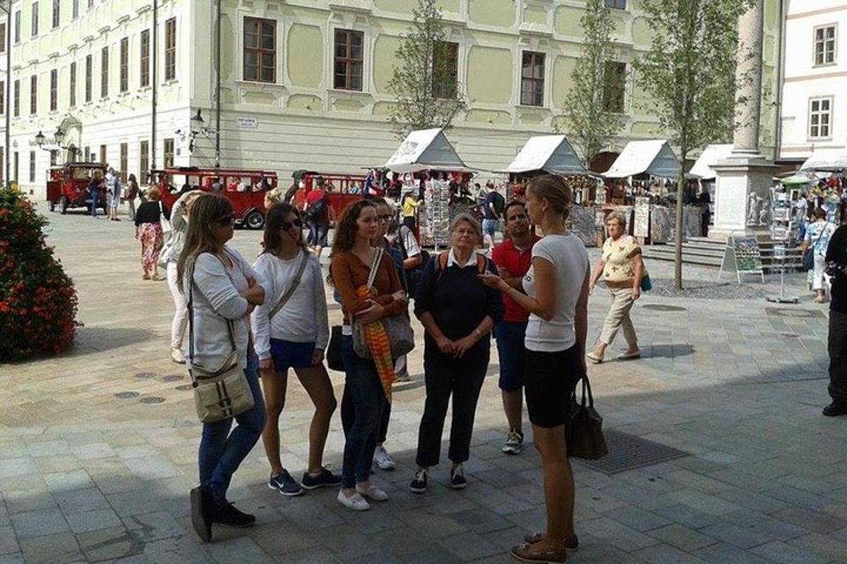 skupina lidí stojících na ulici