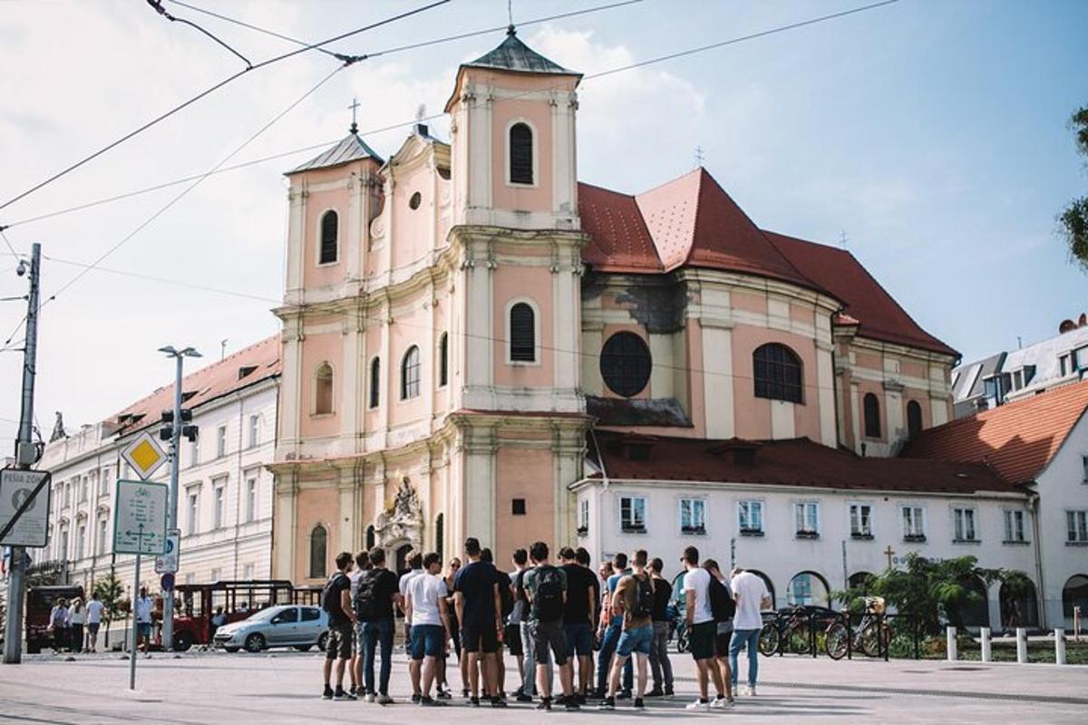skupina lidí stojící před kostelem