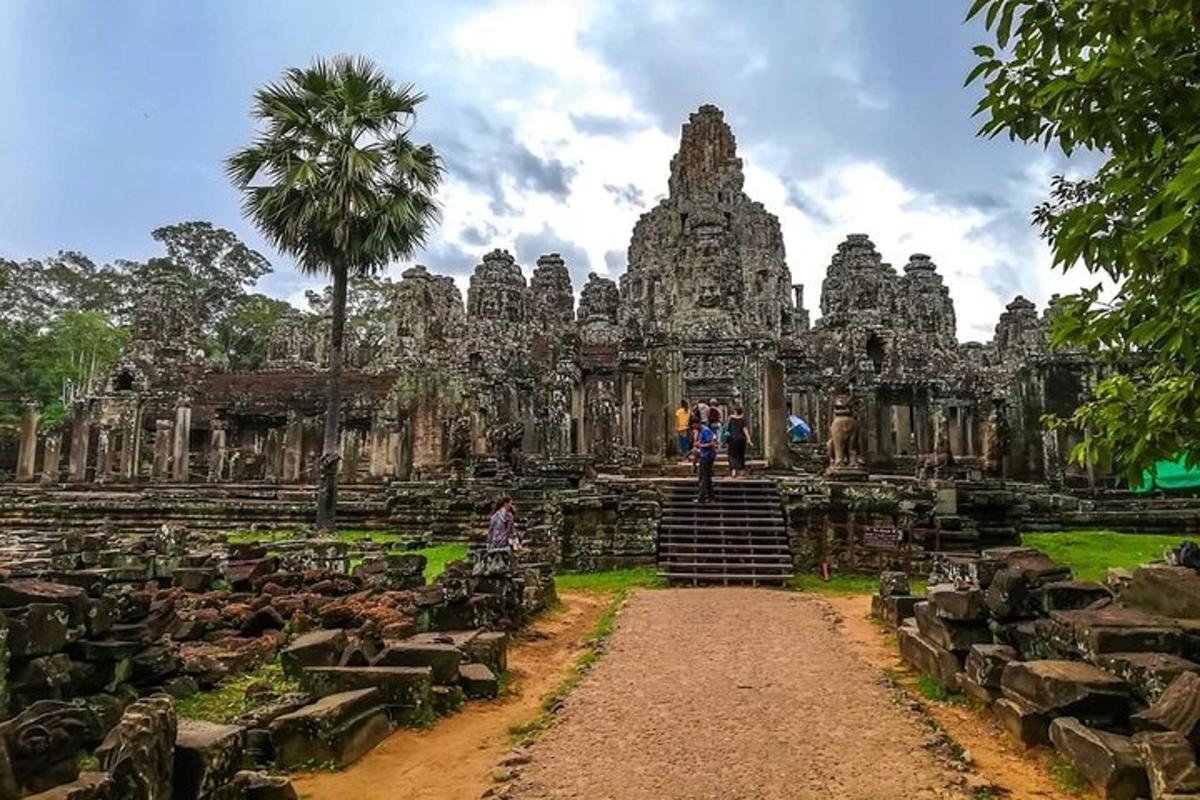 eine Gruppe von Menschen steht vor einem Tempel