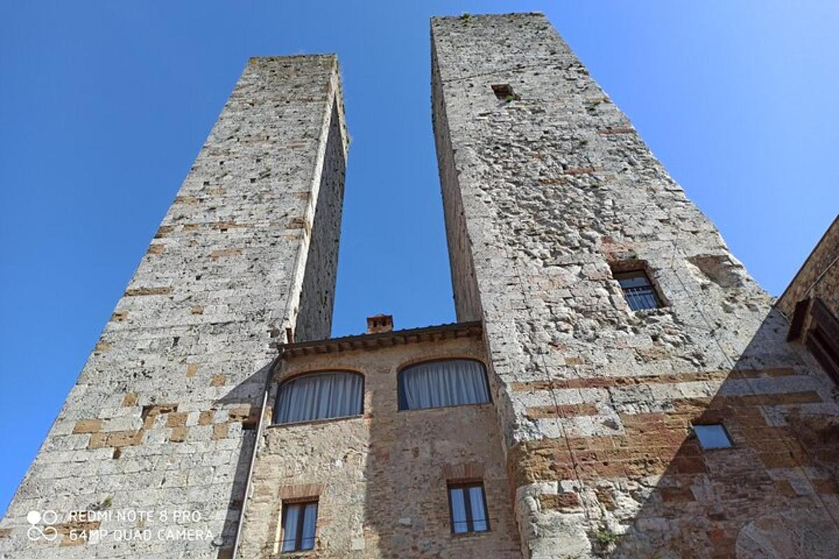 duas torres de um edifício com um céu azul ao fundo