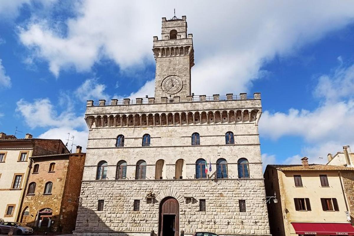 un edificio con una torre dell'orologio in cima