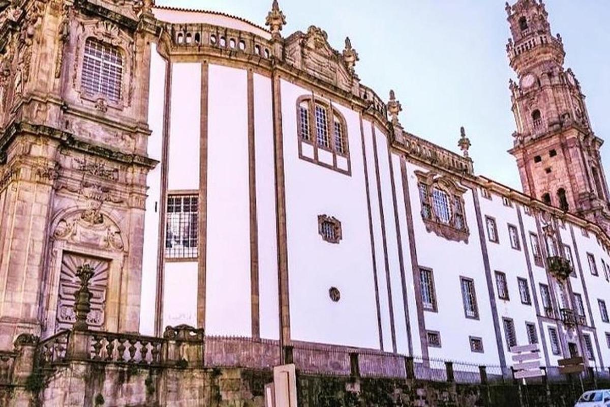 egy nagy fehér épület óratoronnyal és templommal