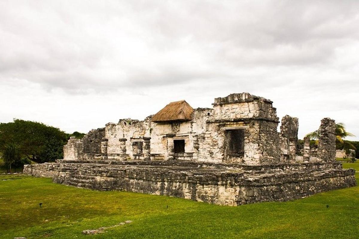 um antigo edifício de pedra em um campo de grama