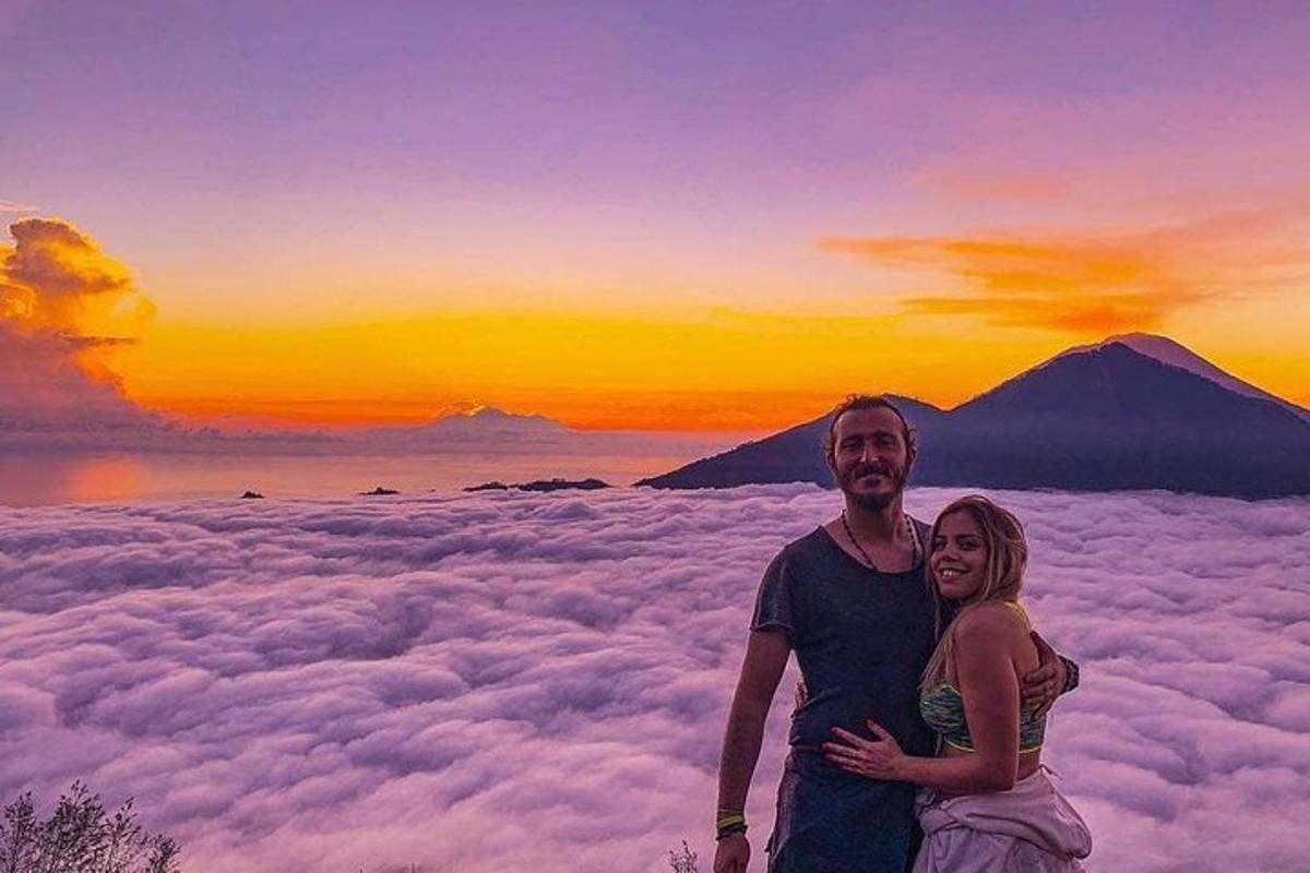 muž a žena stojící na vrcholu hory