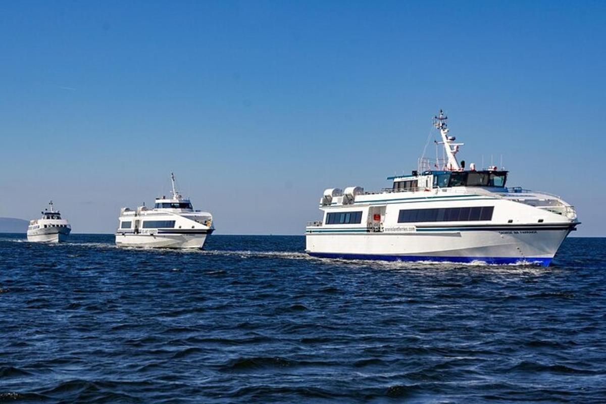drei Boote im Wasser auf dem Ozean