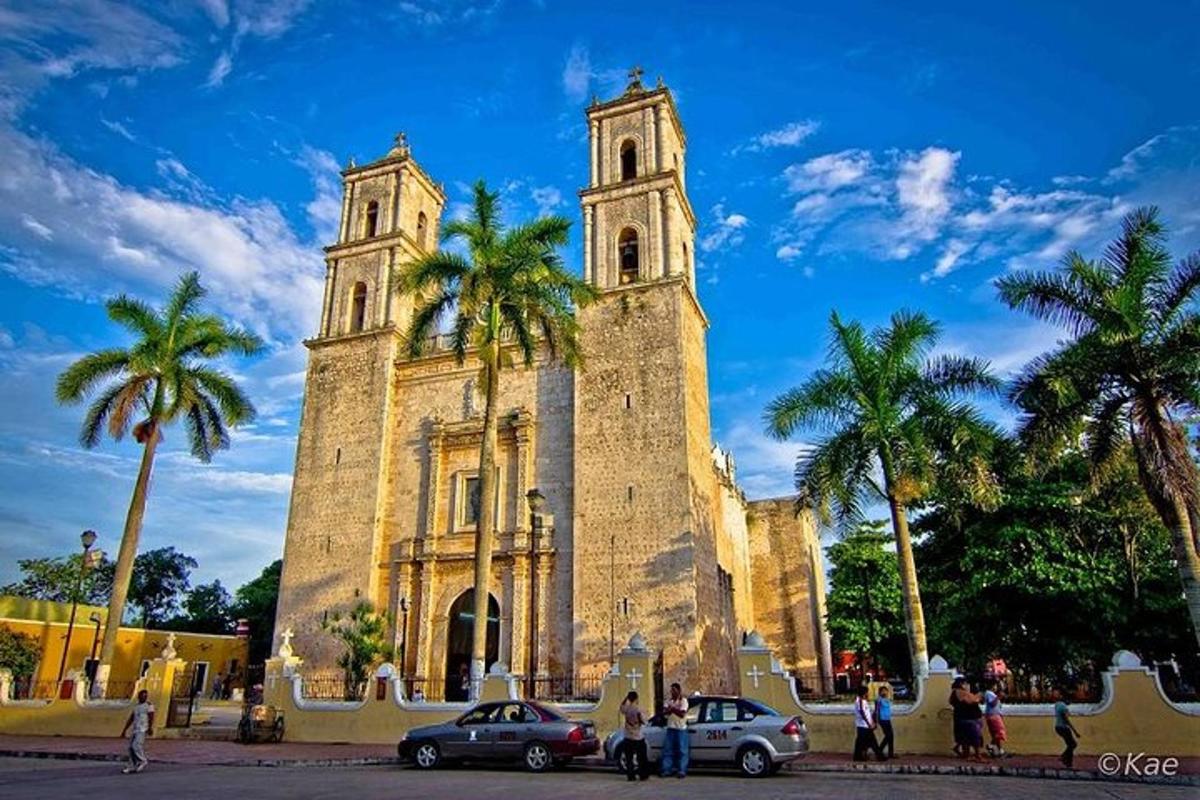 eine Kirche mit Palmen davor
