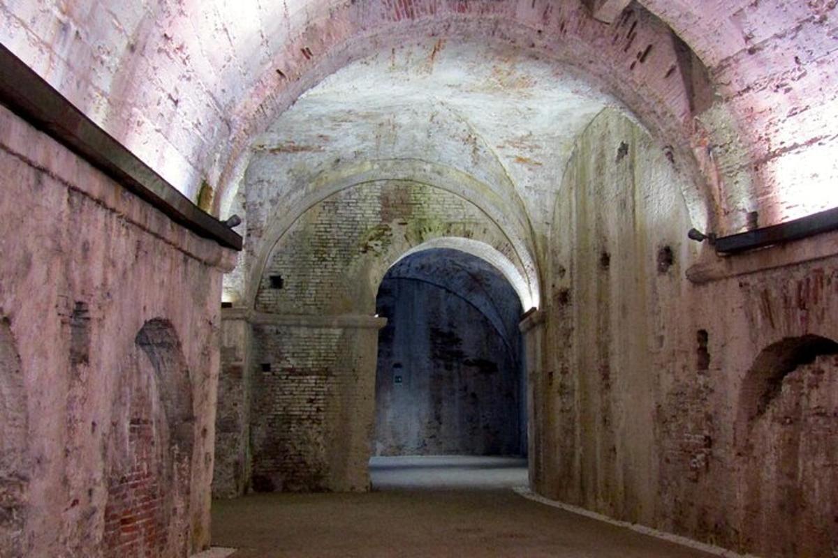 vana telliskivitunnel kahe kaarega hoones