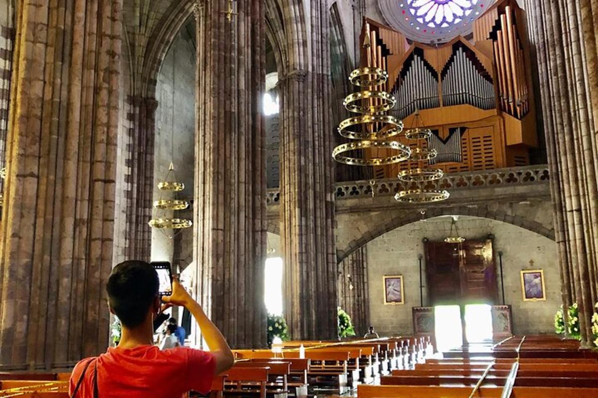 seorang wanita mengambil gambar organ di sebuah gereja