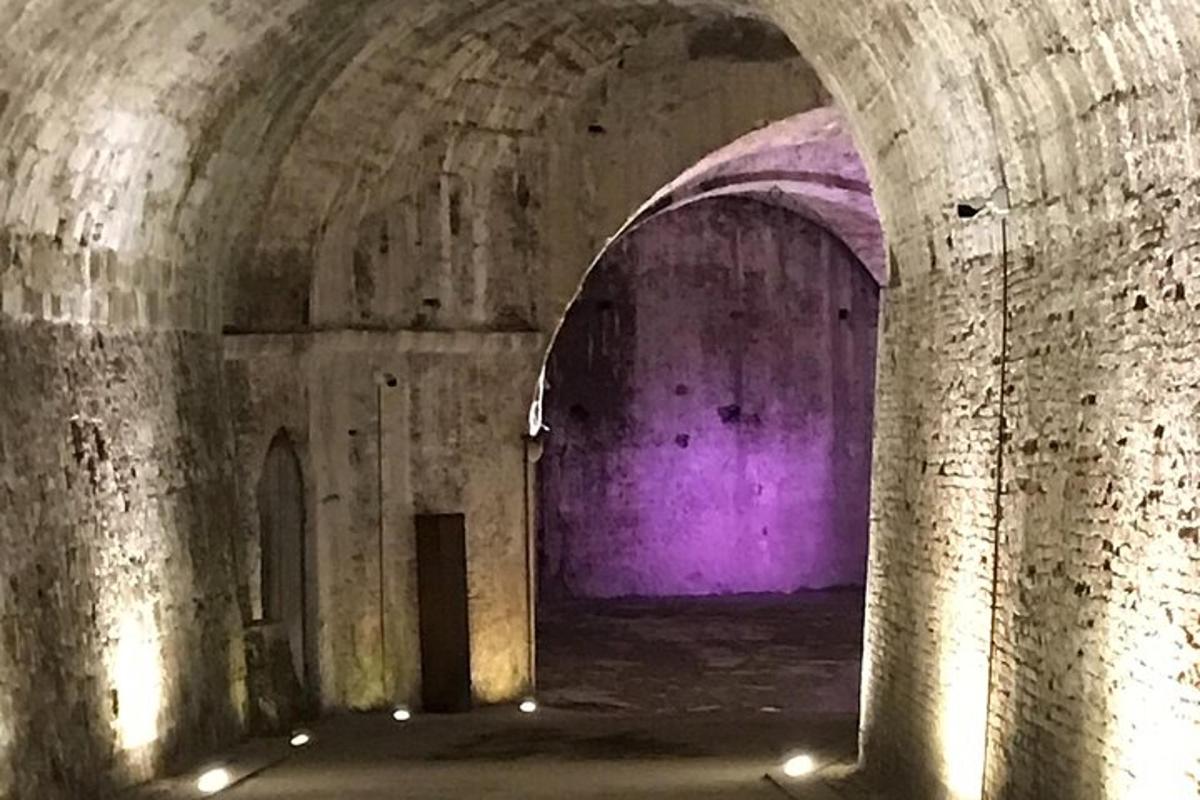 Starý tunel s fialovými dveřmi v budově