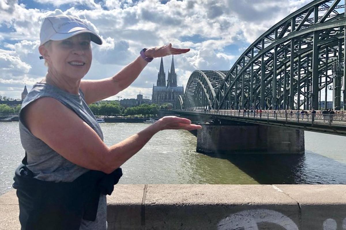una dona dempeus davant d'un pont