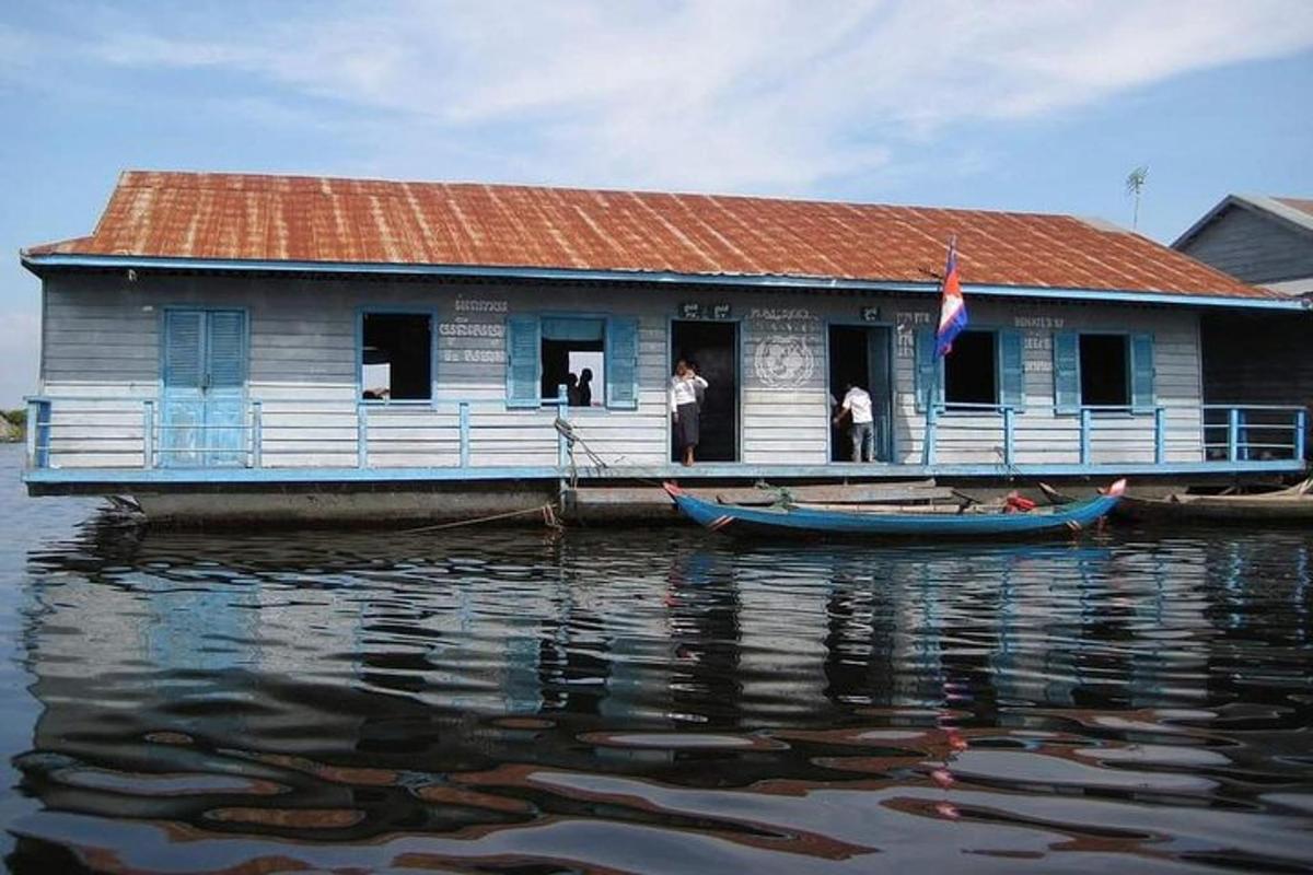 isang bahay sa isang pantalan na may bangka sa tubig