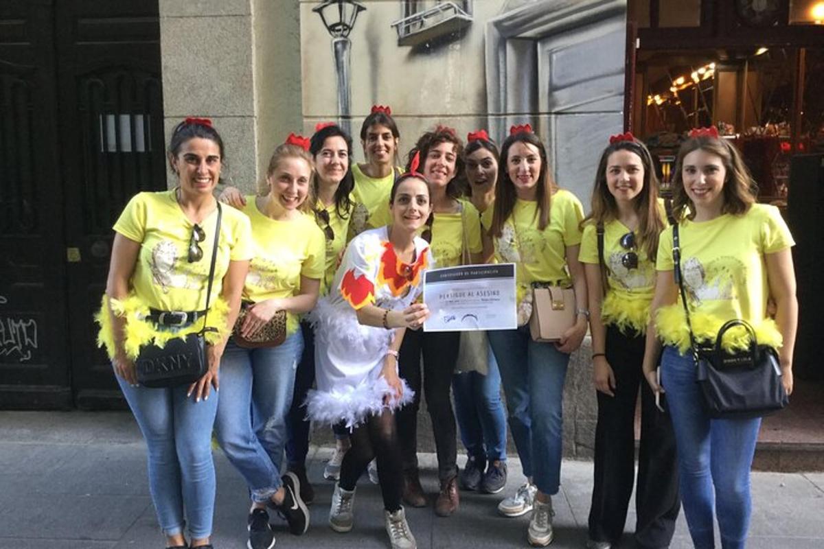 egy csoport lány sárga ingben pózol egy képhez