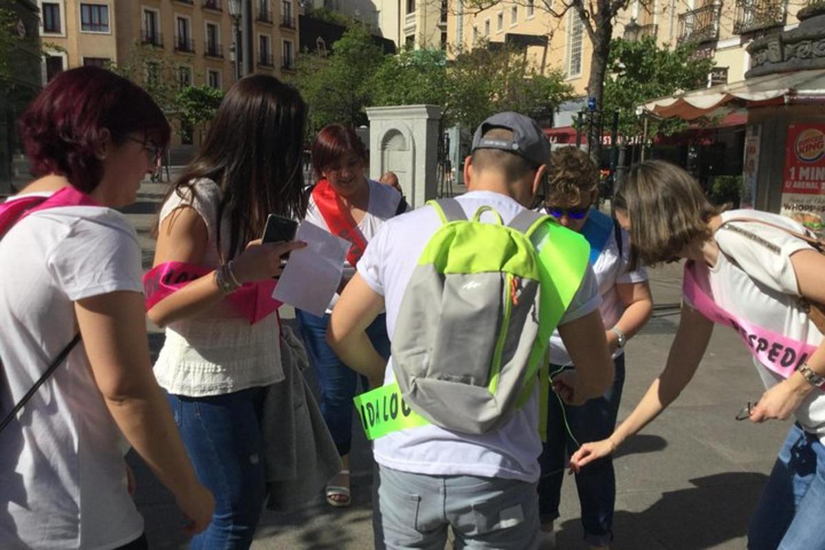 egy csoport ember áll a város utcáján
