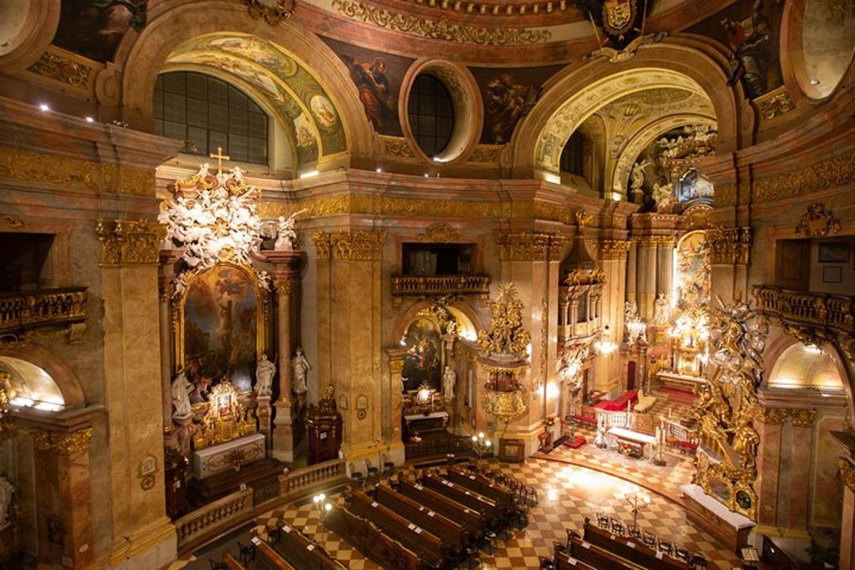 un gran edifici amb una església amb