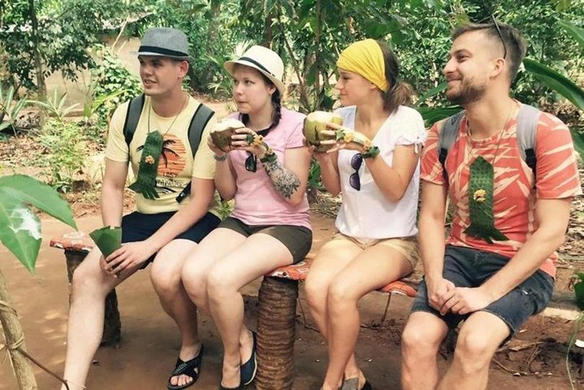 un gruppo di persone sedute su una panchina