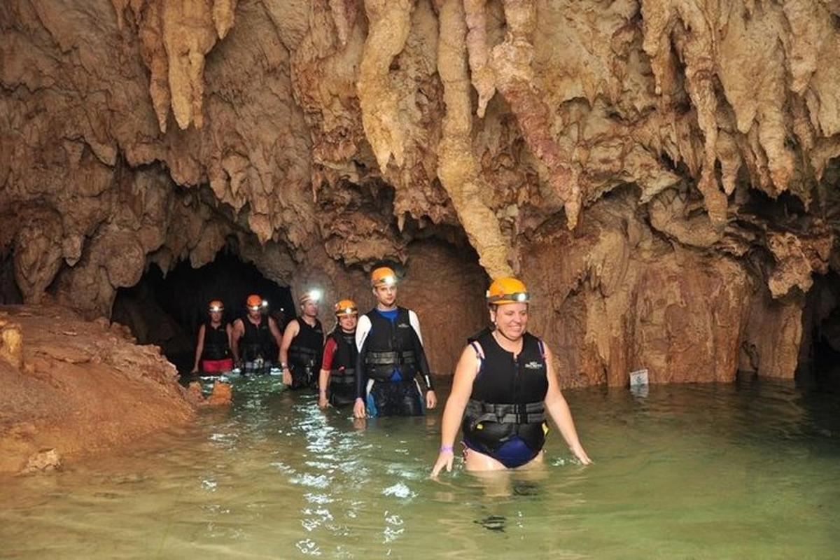 um grupo de pessoas na água em uma caverna