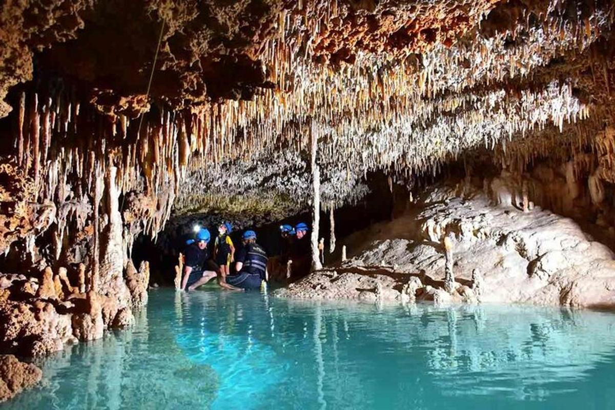 un gruppo di persone nell'acqua in una grotta