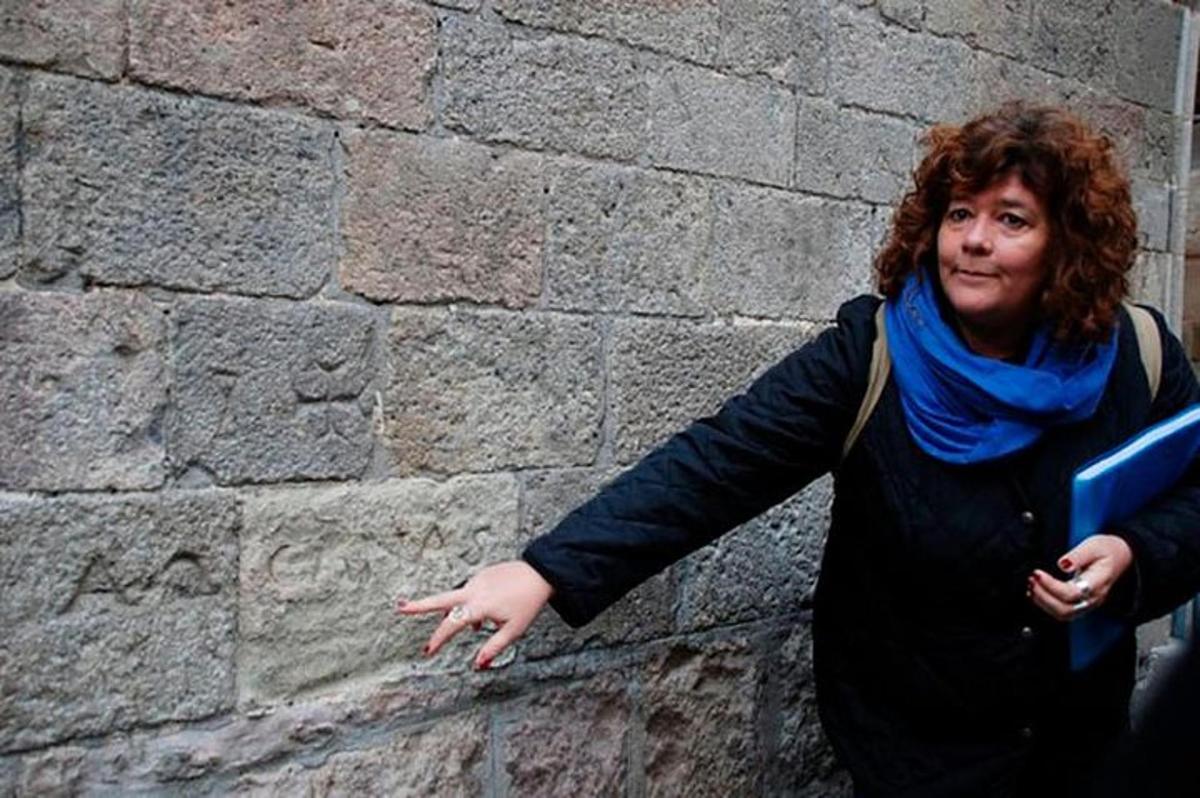 žena stojící před cihlovou zdí