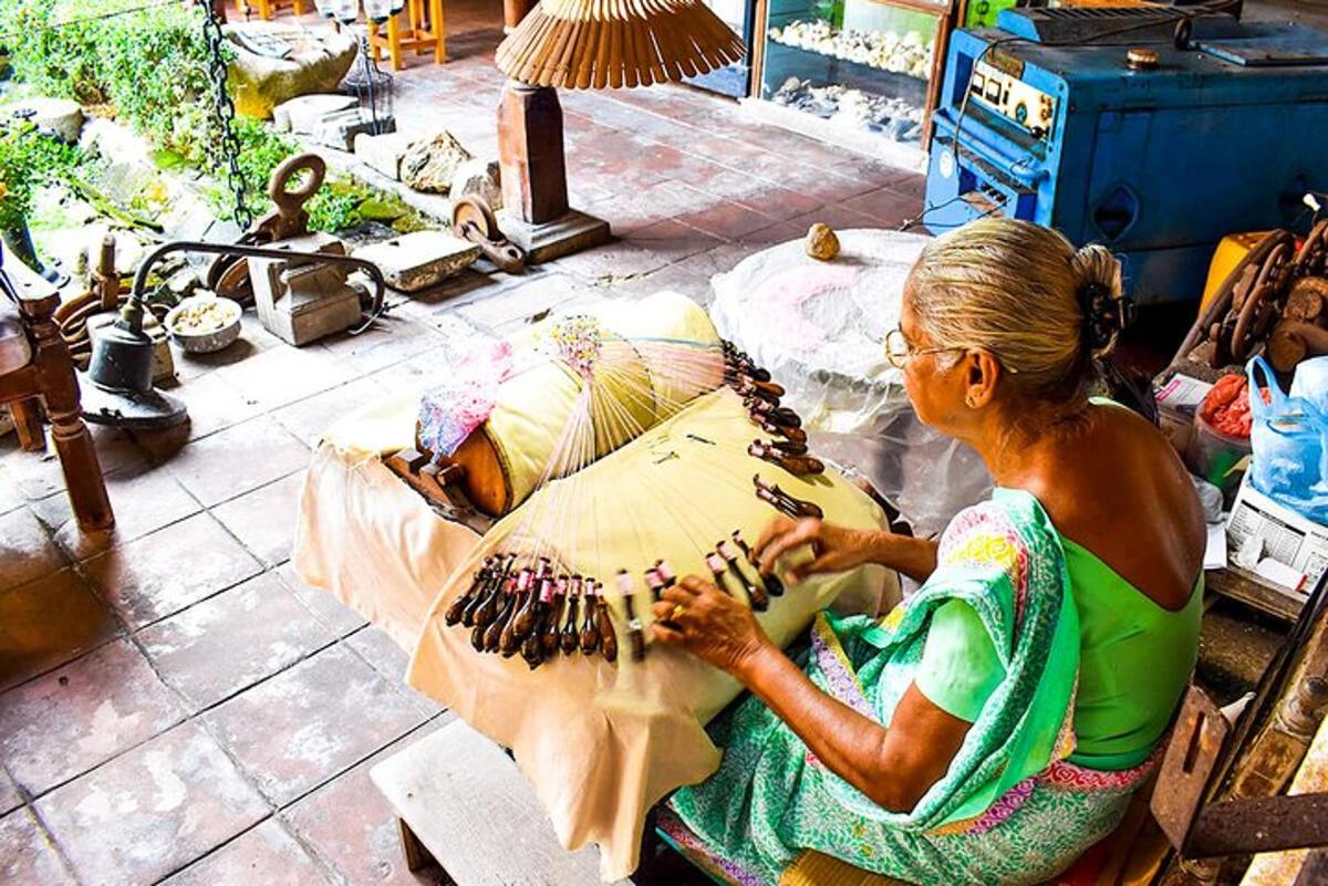 žena sedící na židli a pracující na polštáři