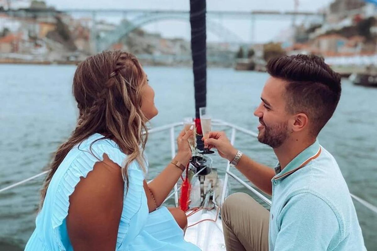 egy férfi és egy nő egy csónakban a vízen