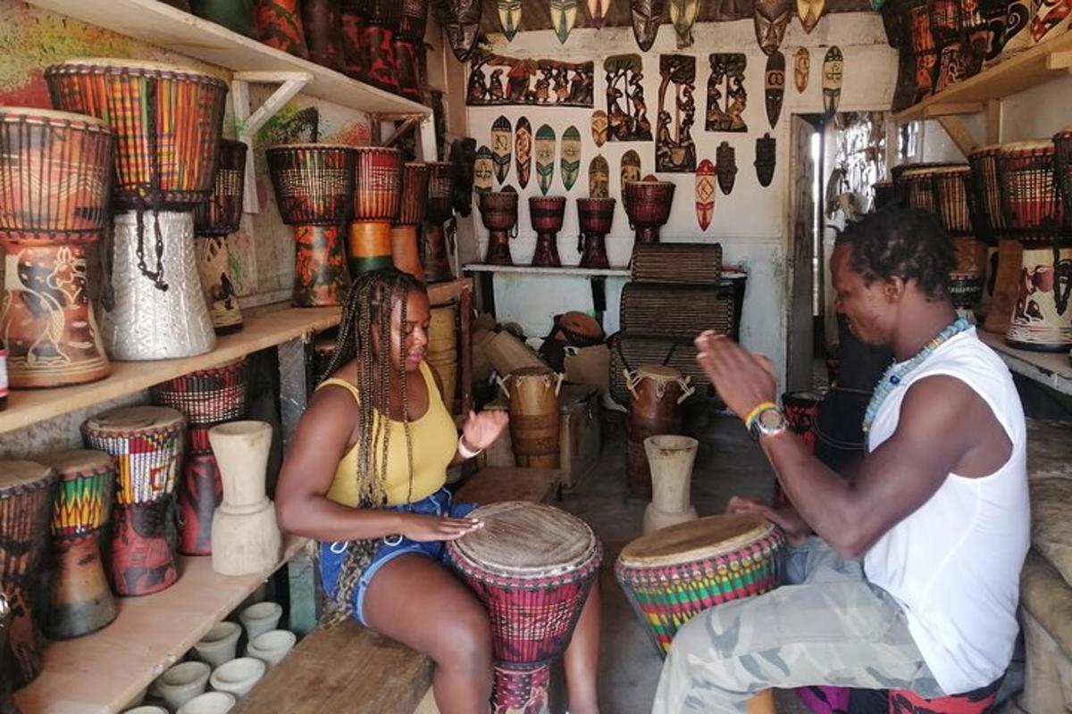 um homem e uma mulher fazendo vasos em uma loja