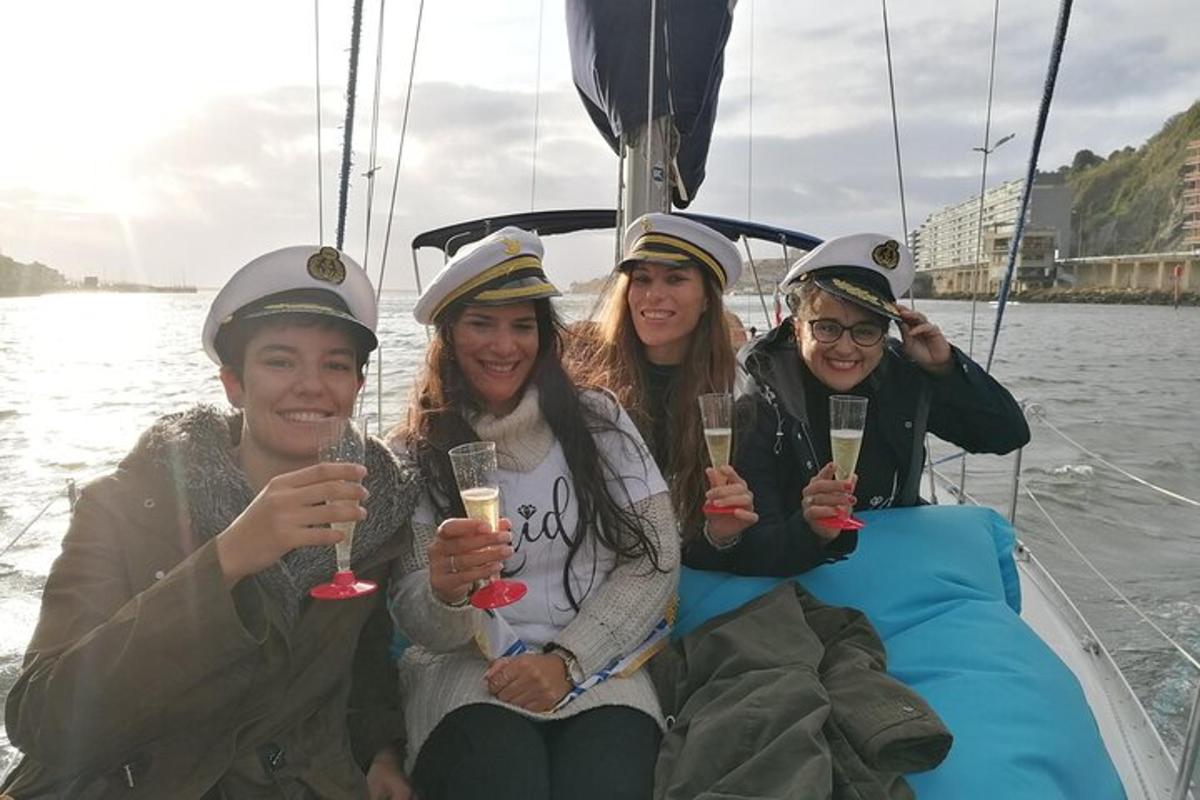 egy csoport ember ül egy hajón italokkal