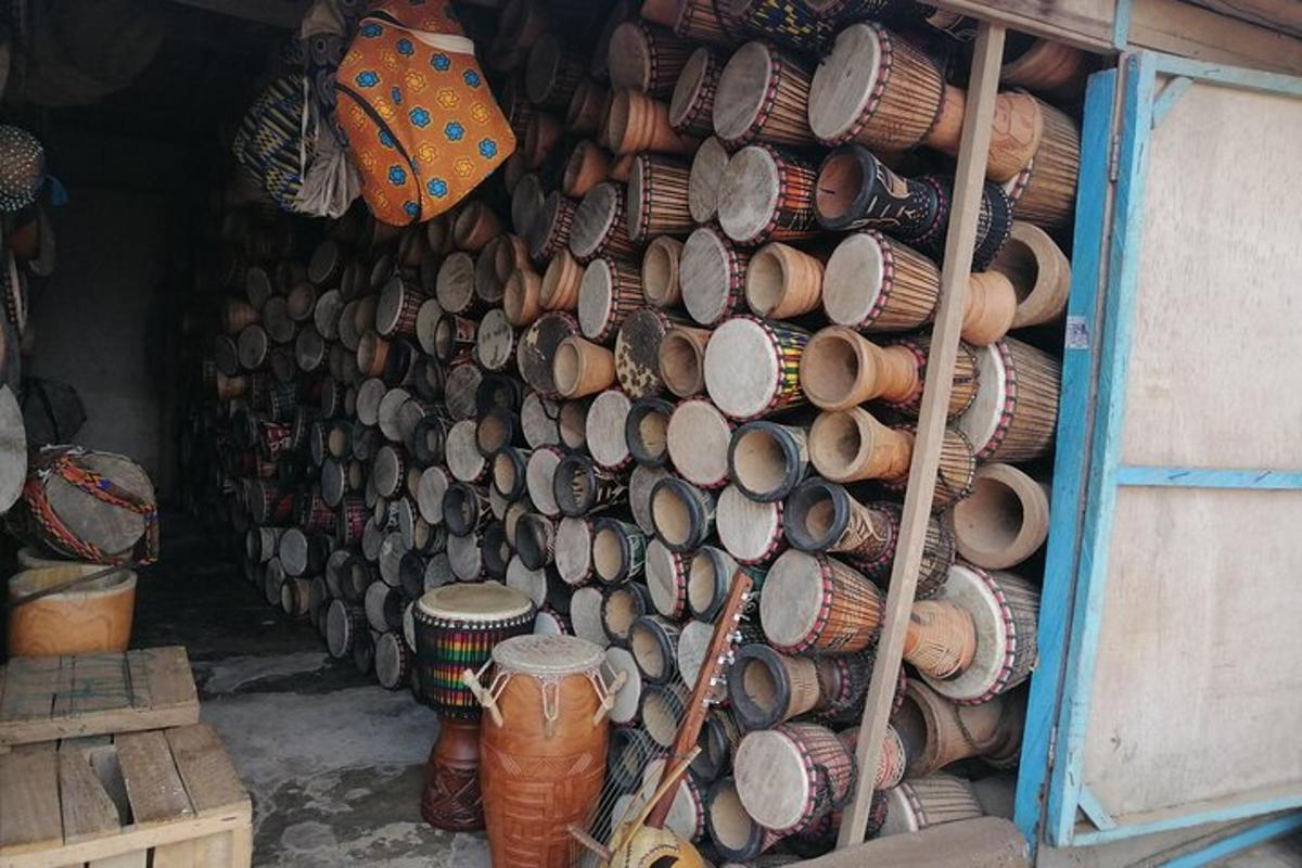 uma pilha de chapéus e outros itens na parede