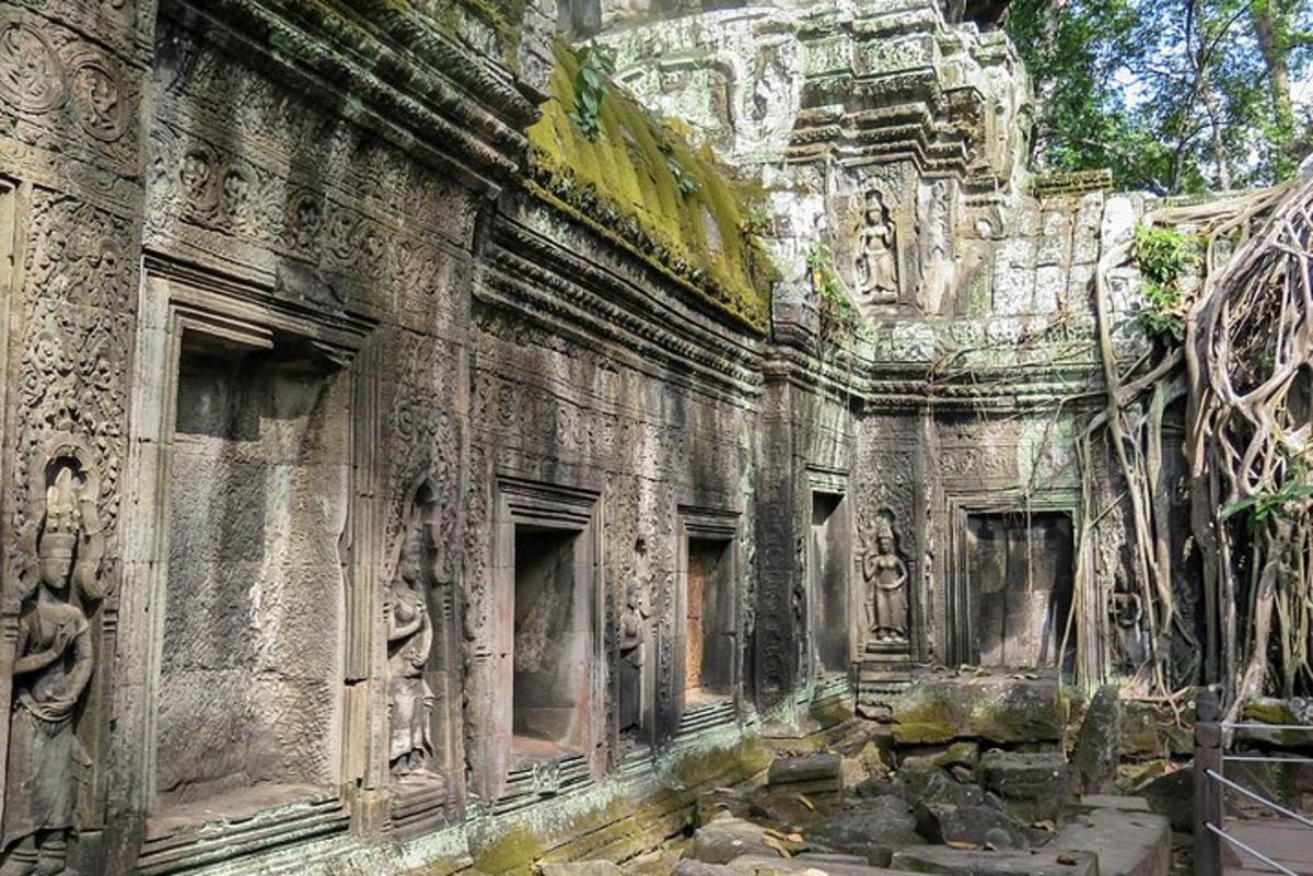 石の彫刻が施された古代の建物