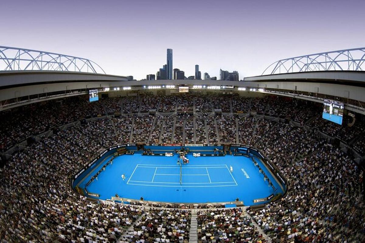 stór mannfjöldi að horfa á tennisleik