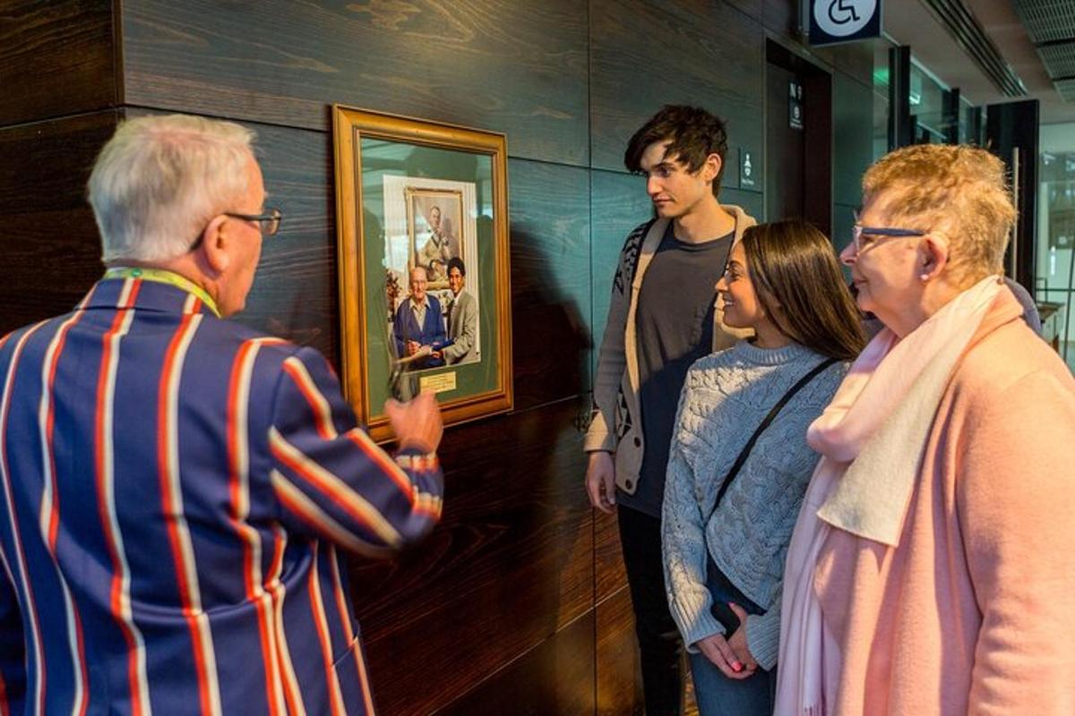 hópur fólks að skoða málverk í safni