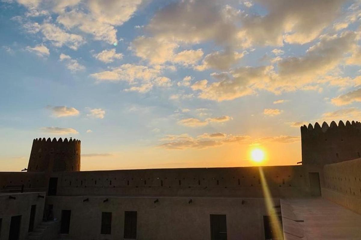 مبنى مع غروب الشمس في الخلفية
