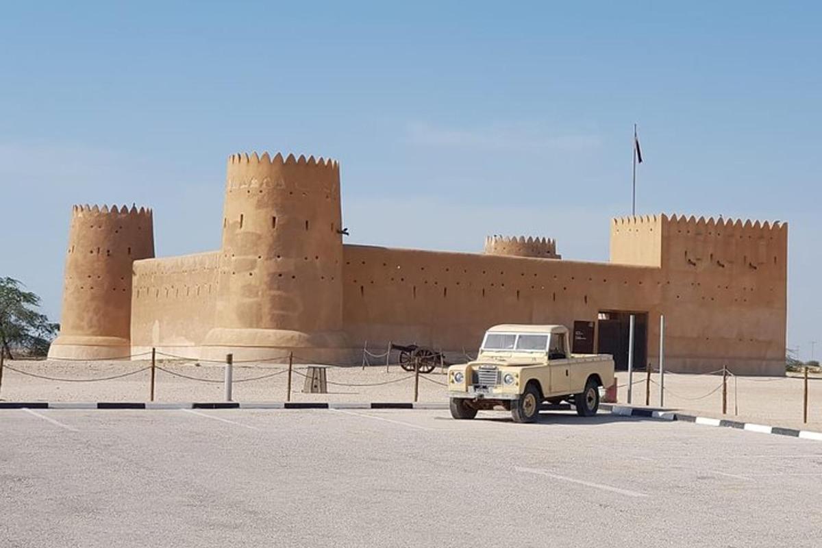شاحنة بيضاء متوقفة أمام مبنى
