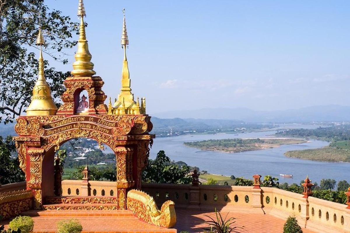 một tòa nhà có cổng nhìn ra sông