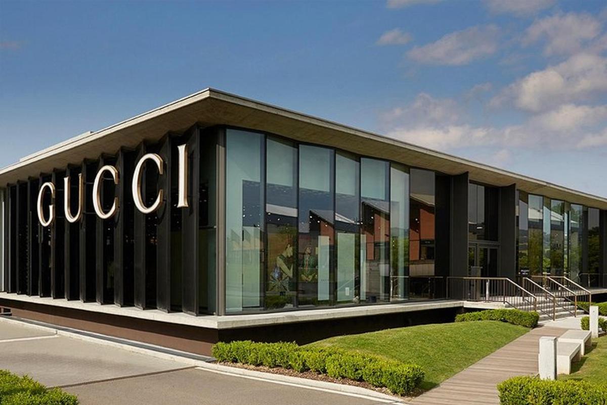 um prédio com a placa da Gucci na lateral