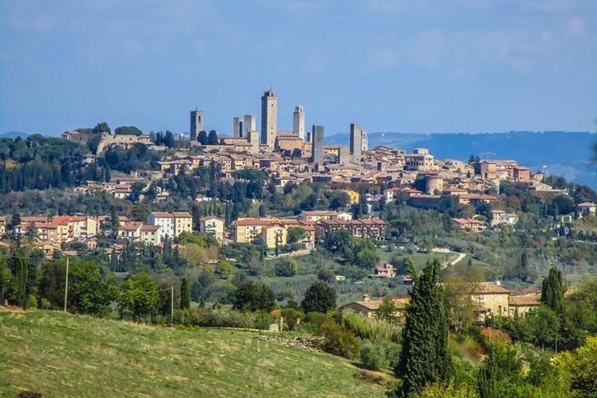 una ciudad en la cima de una colina con edificios