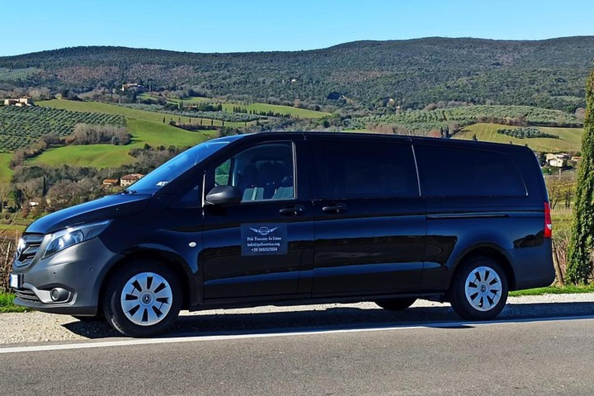 una camioneta negra estacionada al costado de una carretera