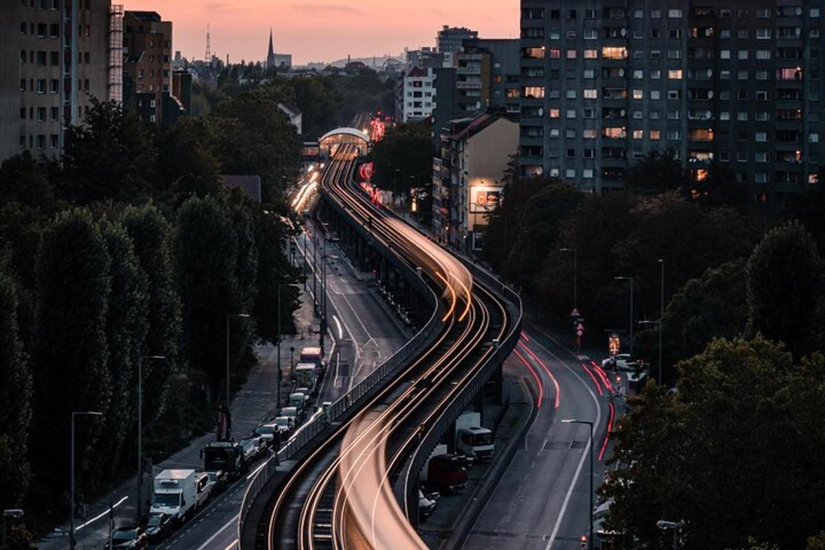 eine belebte Stadtstraße mit Verkehr in der Nacht