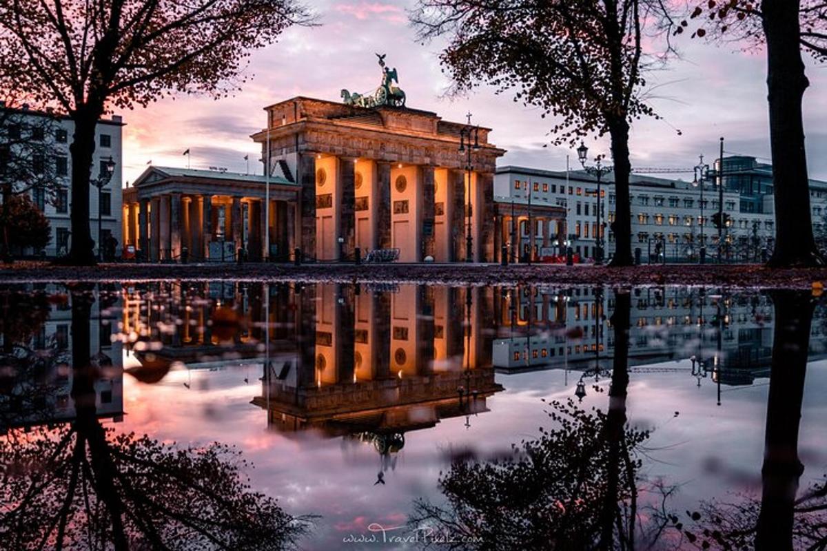 ein Gebäude mit einer Statue mitten in einer Stadt