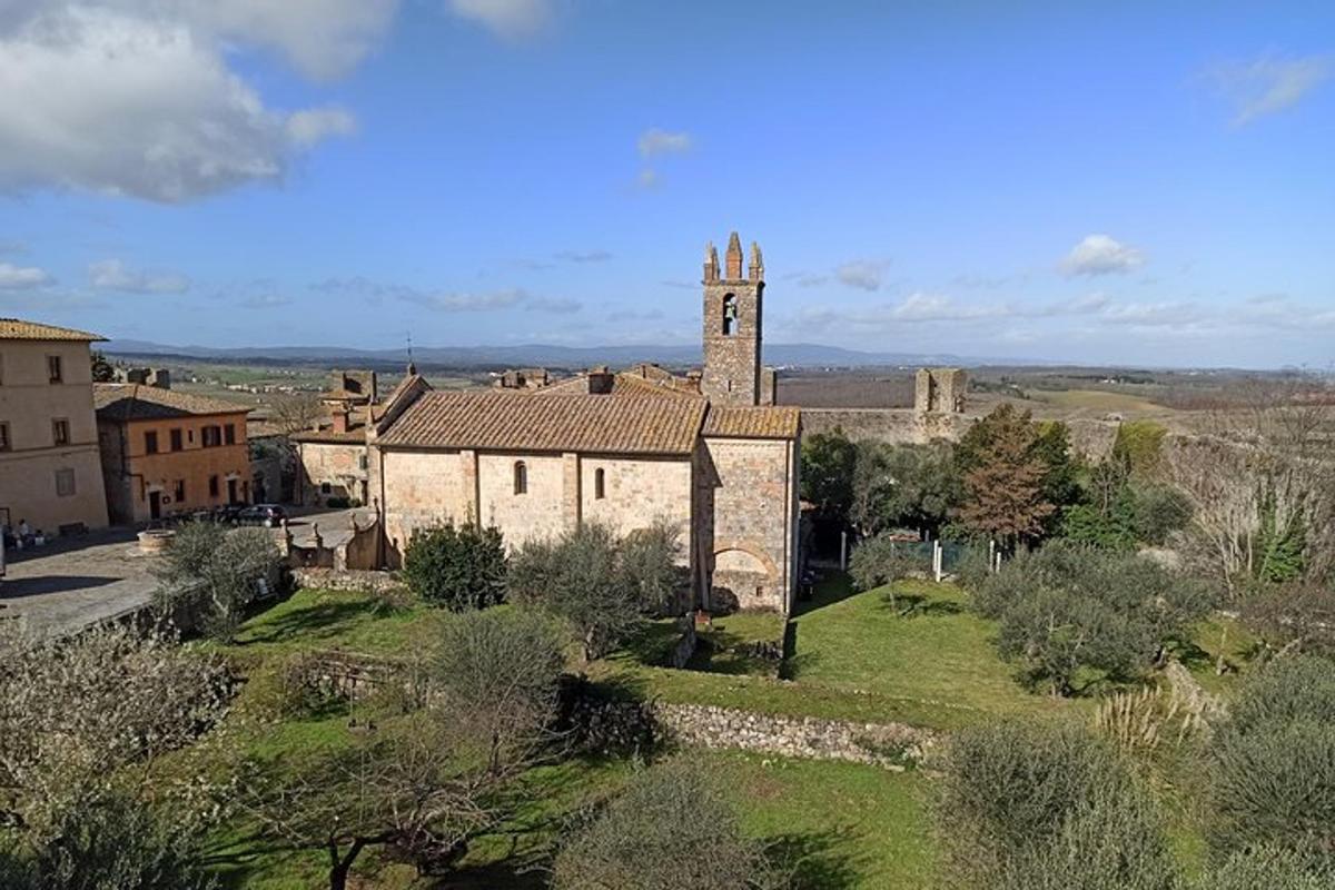 un edifici antic amb una torre i una església