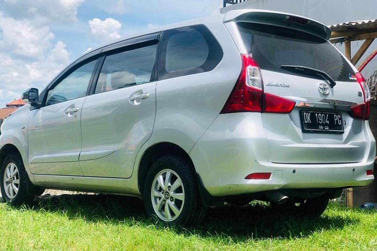 egy ezüst színű autó parkolt egy füves területen