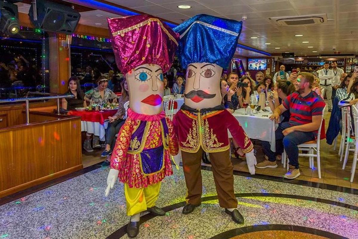 dwie osoby ubrane w kostiumy stojące w restauracji