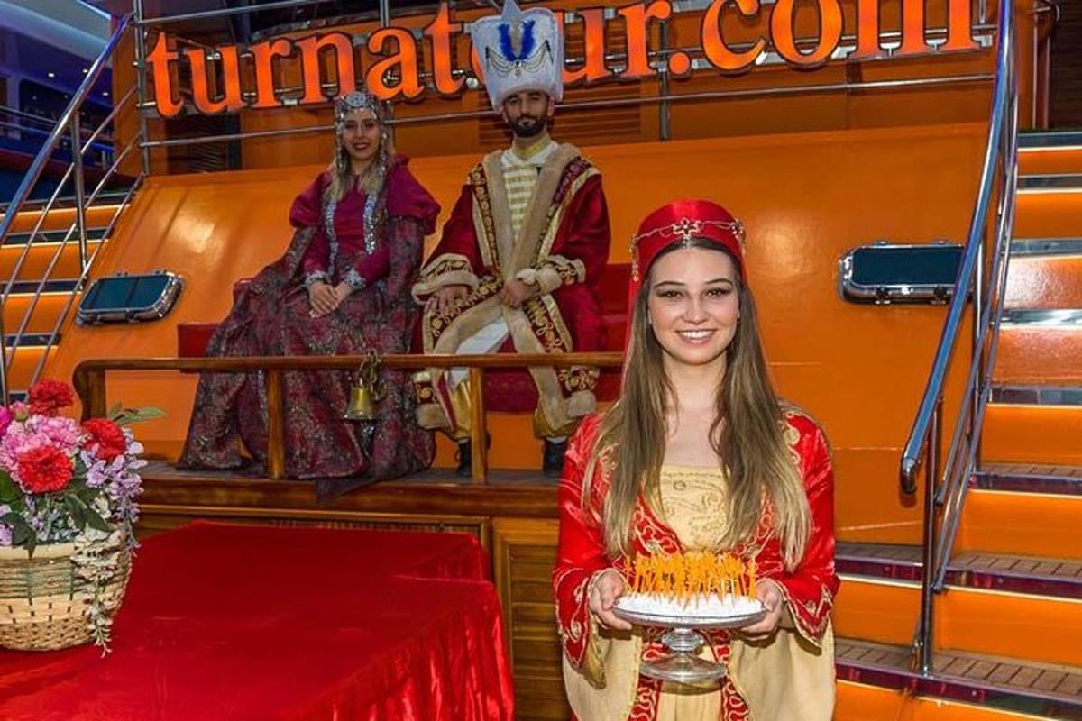 uma mulher segurando um prato de comida em frente a uma estátua