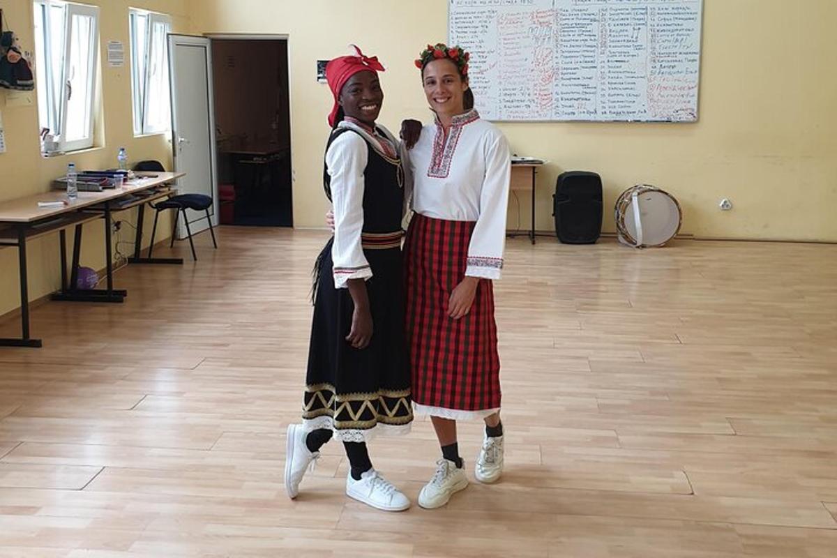 dve dekleti, oblečeni v šolske uniforme, stojita v učilnici