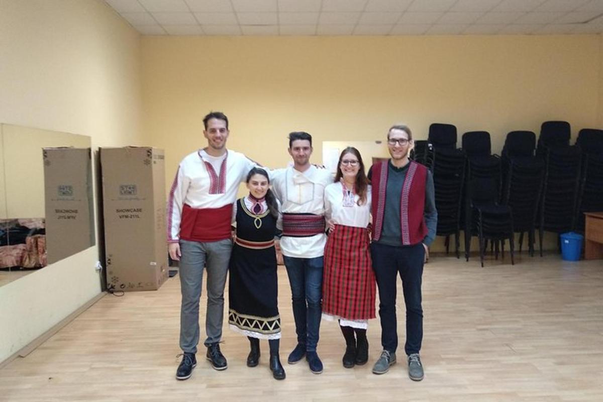 skupina ljudi, ki pozirajo za sliko v sobi