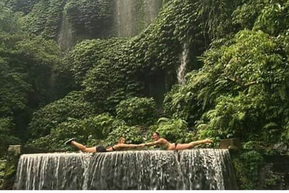 due persone sdraiate sulla cima di una cascata