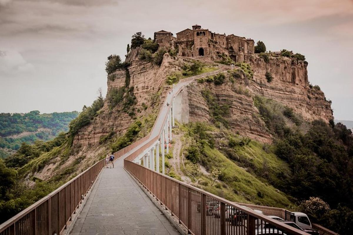 un ponte con un castello in cima a una montagna