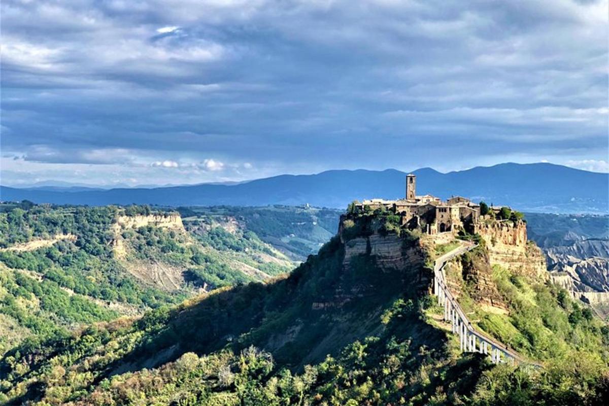 un castillo en la cima de una montaña