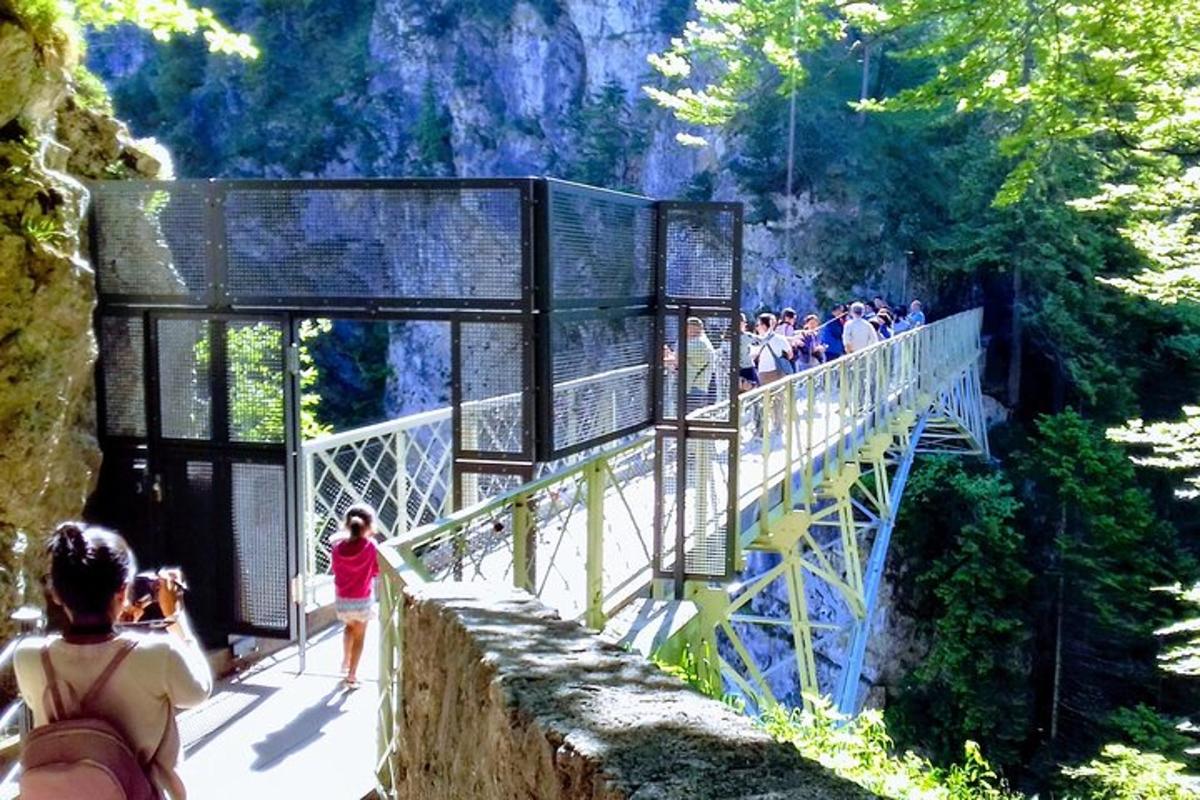 un gruppo di persone che camminano su un ponte