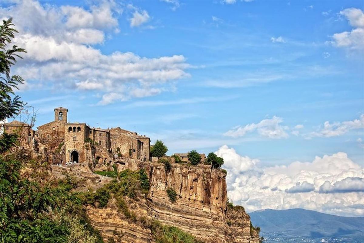 un castello in cima a una montagna nel cielo